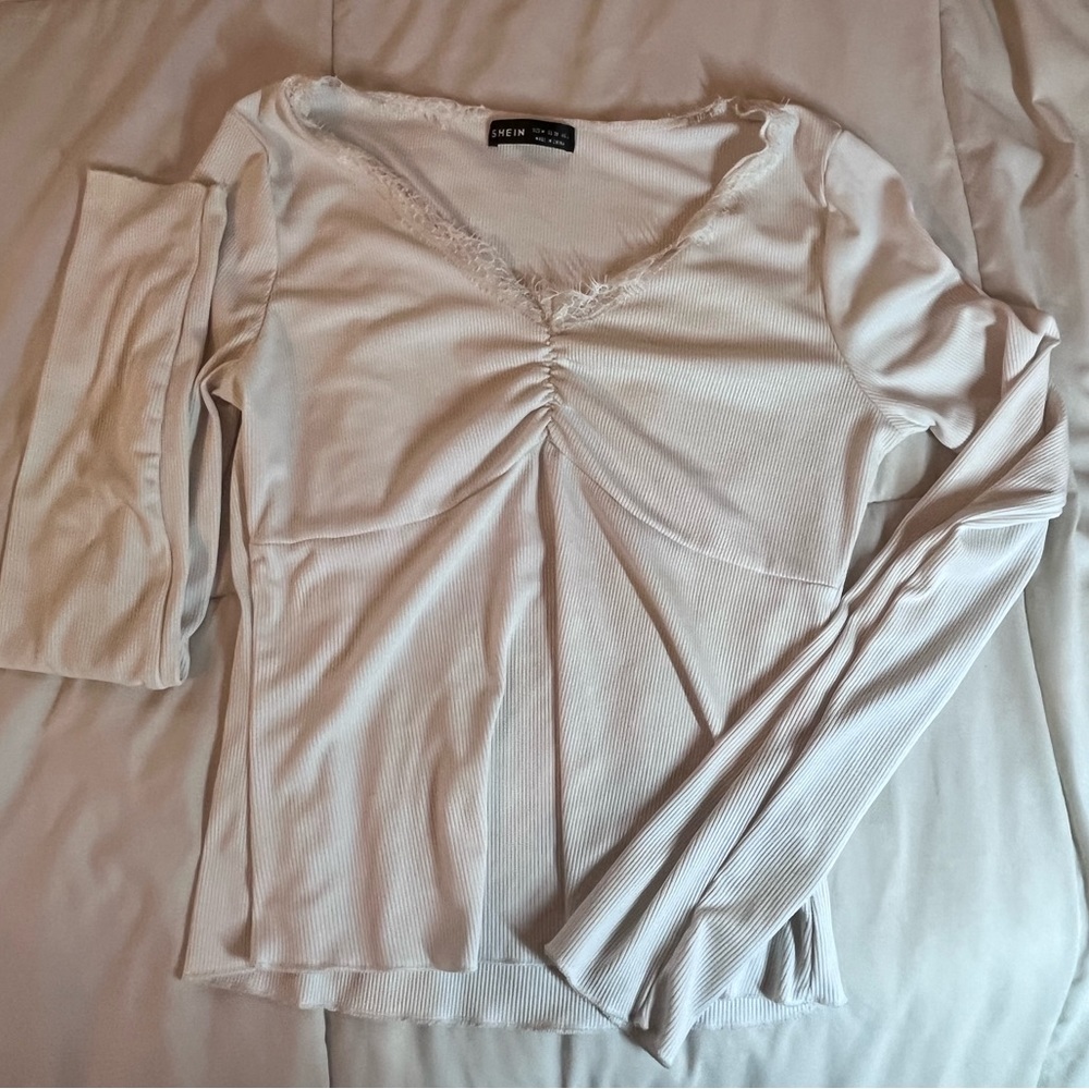 White top - Picture 2 of 3